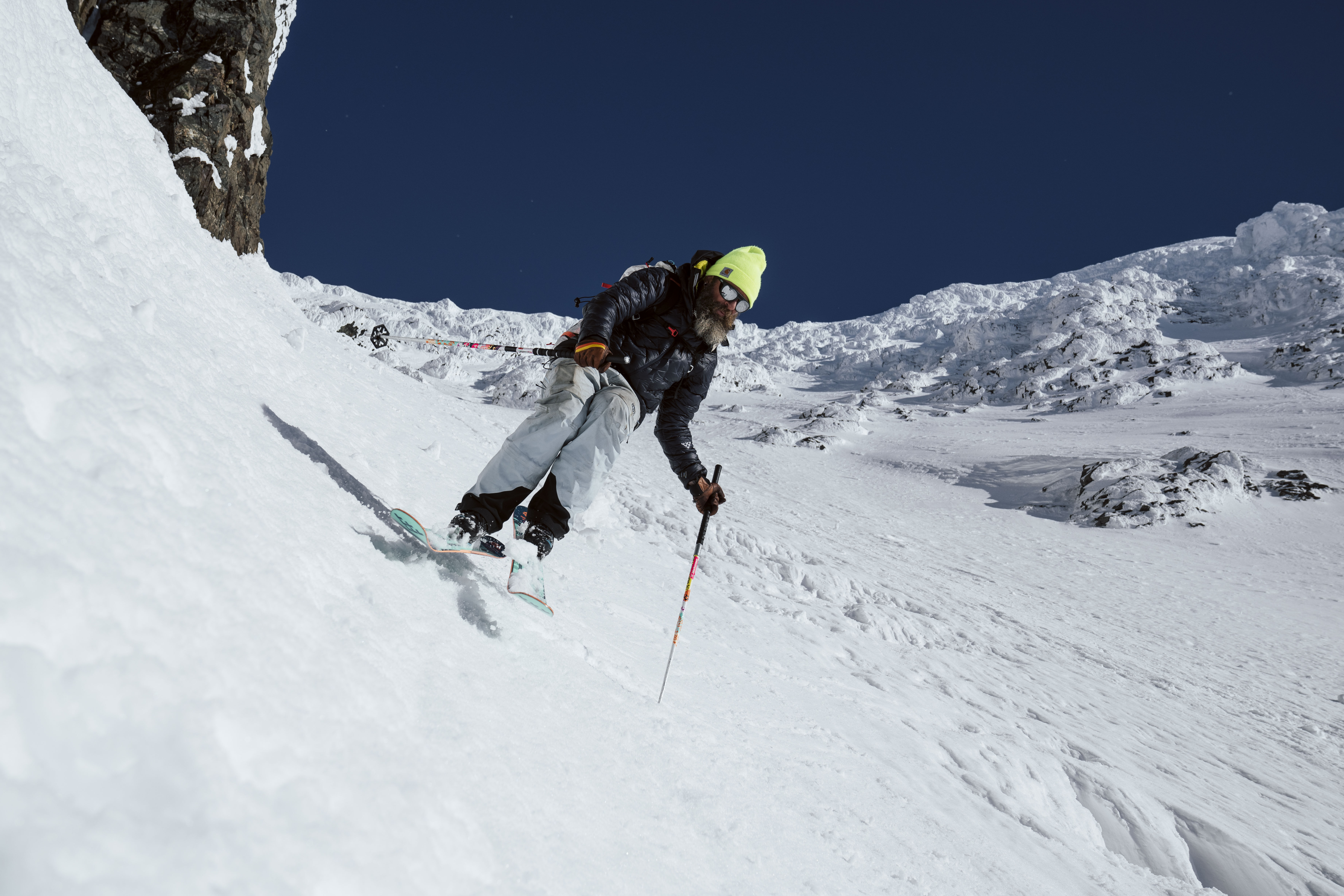 Skieuse portant des lunettes de soleil Bollé en montagne