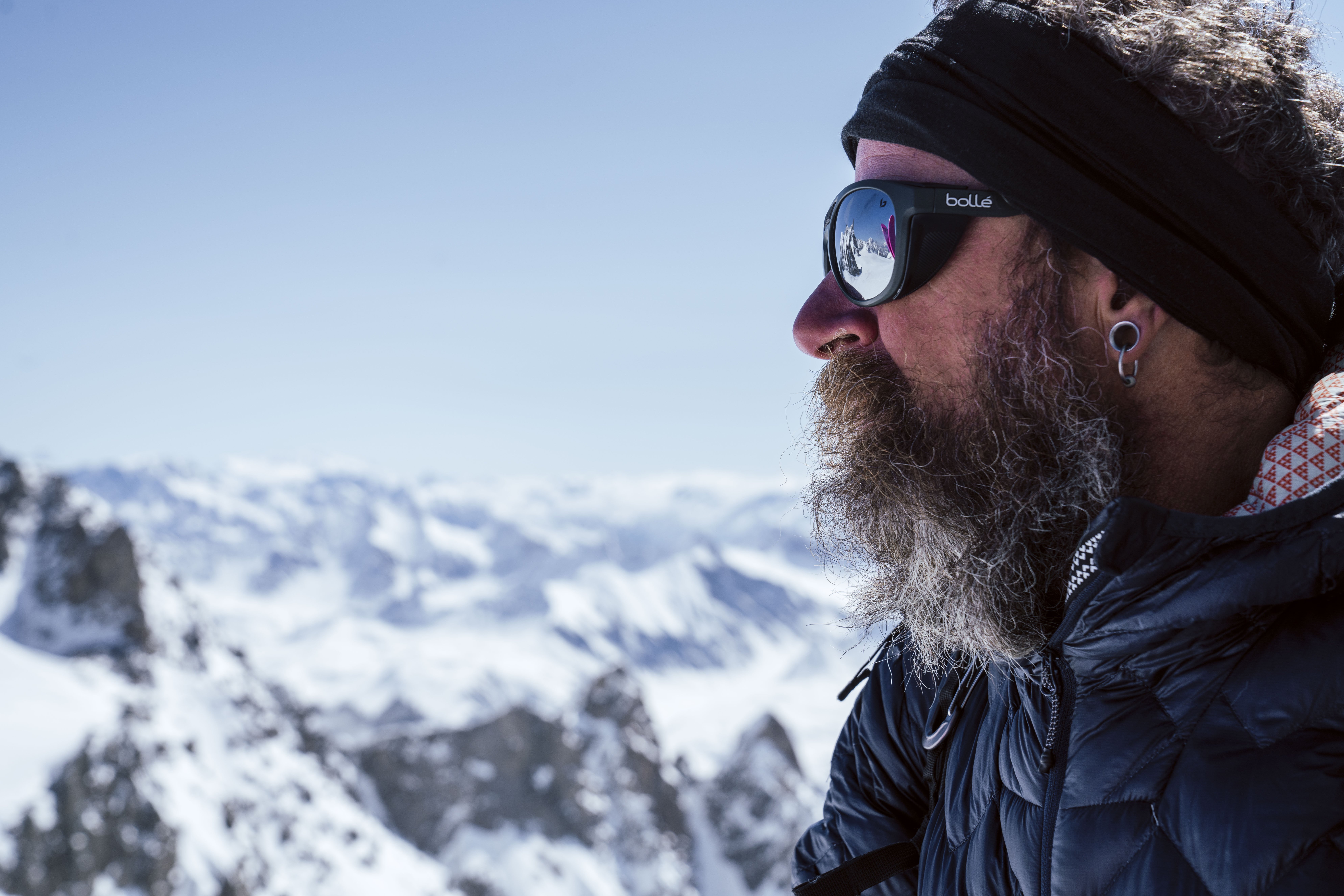 Esquiador freeride con gafas polarizadas Bollé