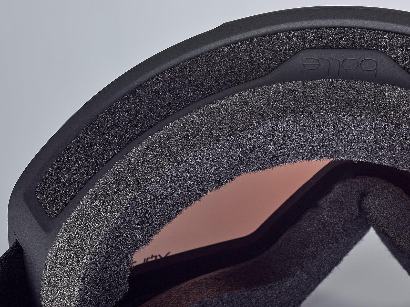 Zweilagiger Schaumstoff + Flow Tech Belüftung