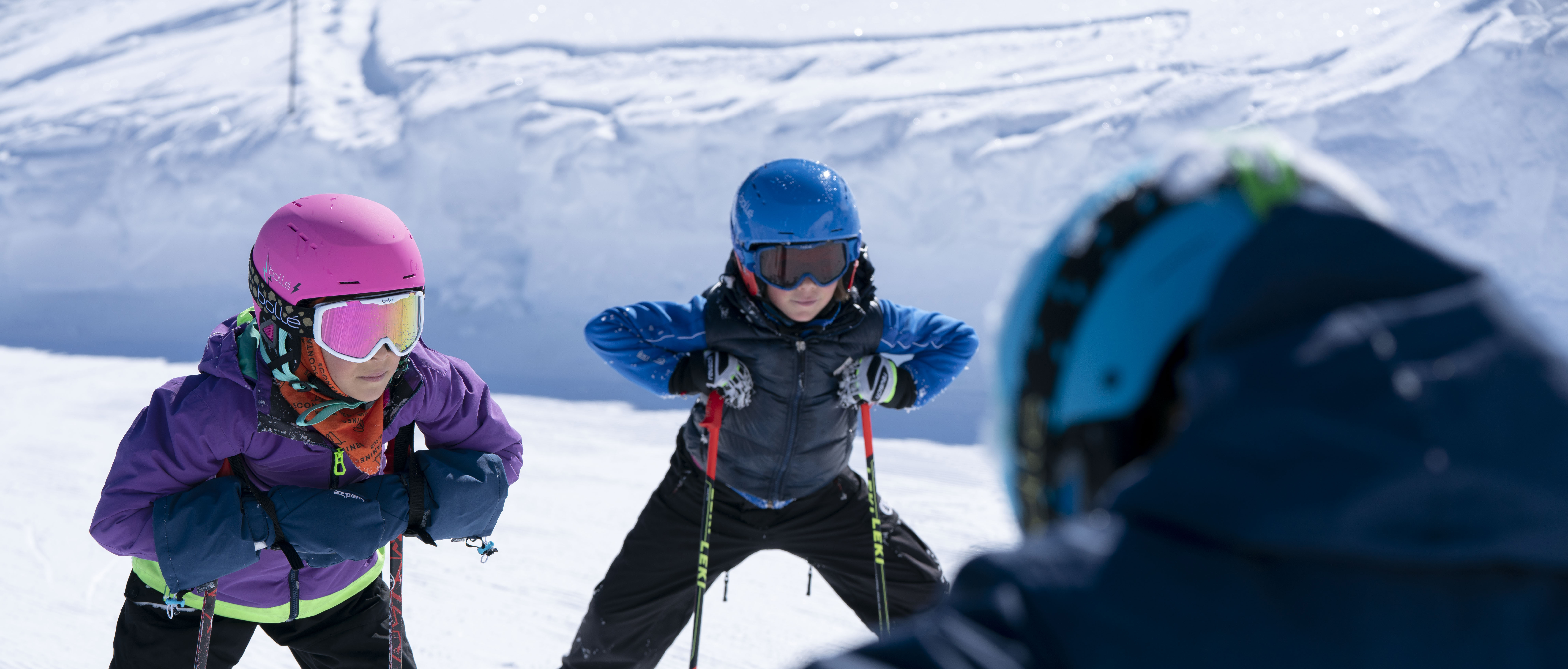 Descubra nuestra colección de gafas de esquiar y de snowboard para niños.  Ultra seguras y extremadamente cómodas para un día perfecto en las pistas.